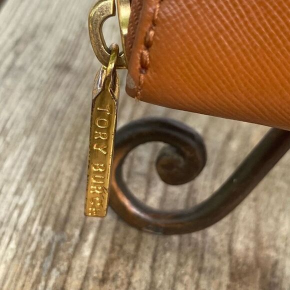 Tory Burch Robinson Zip Continental Wallet Brown Leather Saffiano Logo Gold Hard - Picture 2 of 5